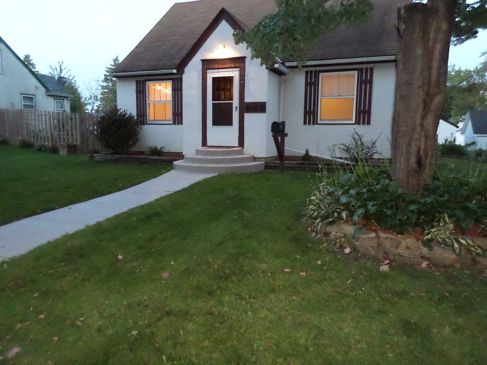 1st image of 640 16th Ave N