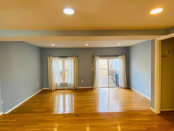 5th image of 3827 Foxfield Ln