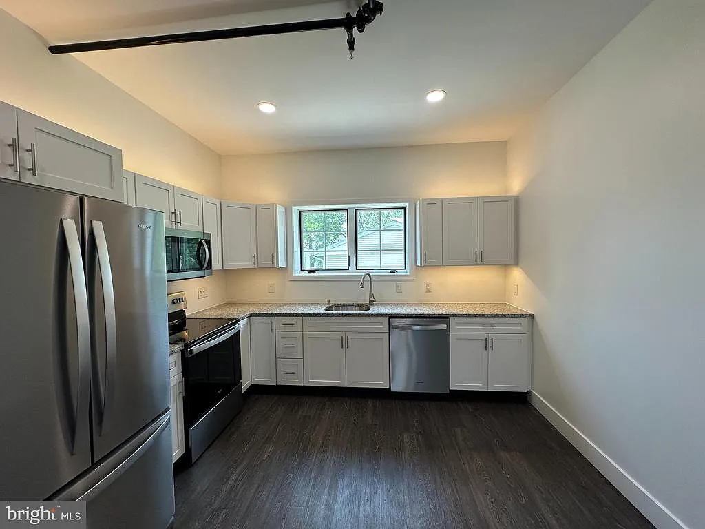1 bed, 1.0 bath, 700 sqft, $2,000 — Photo 3