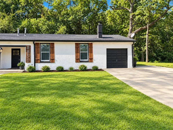 8850 Woodland Rd, Lenexa, KS 66220