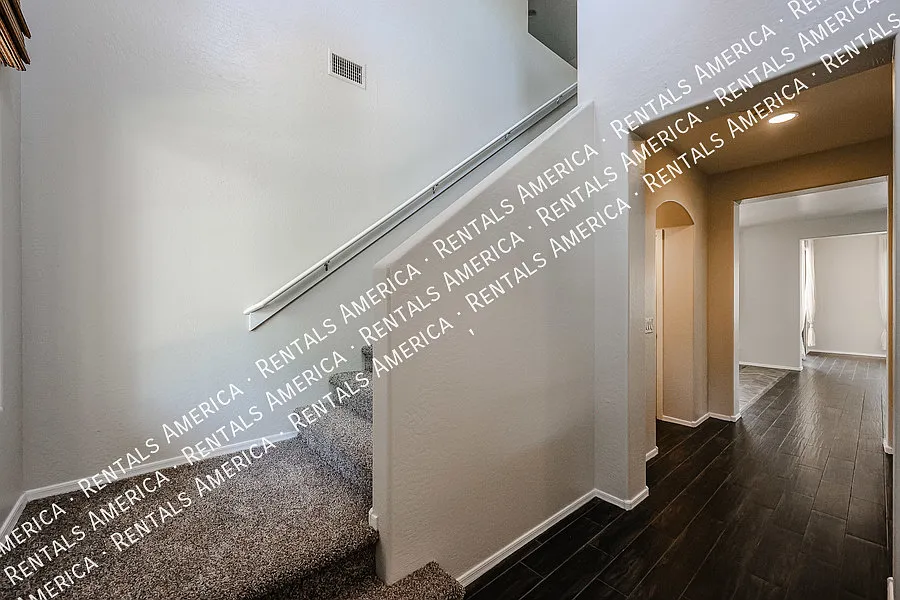 Beautiful Home in Lyons Gate — Photo 4
