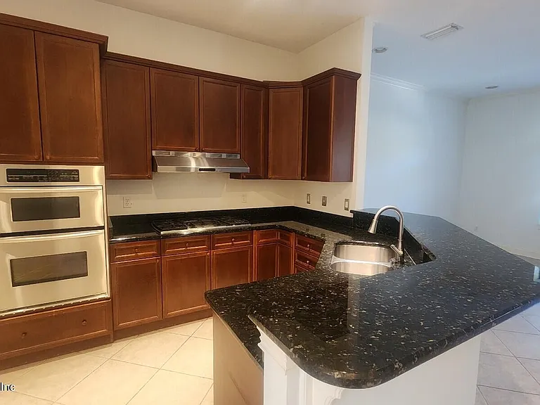 654 S Loop Pkwy — Photo 12
