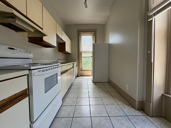 3rd image of 119 E Oak St APT 2