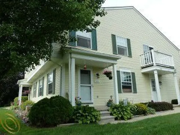 1424 Harbor Dr #109, Walled Lake, MI 48390