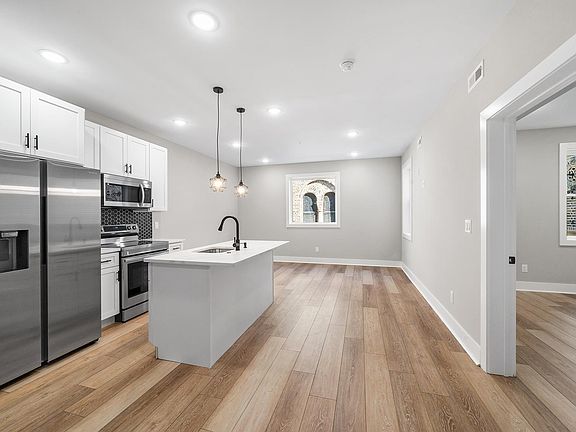 4th image of 2820 W Diamond St Unit 109