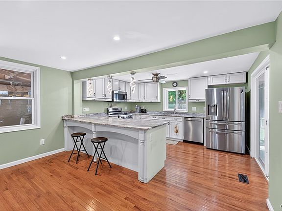 4th image of 404 Oakwood St
