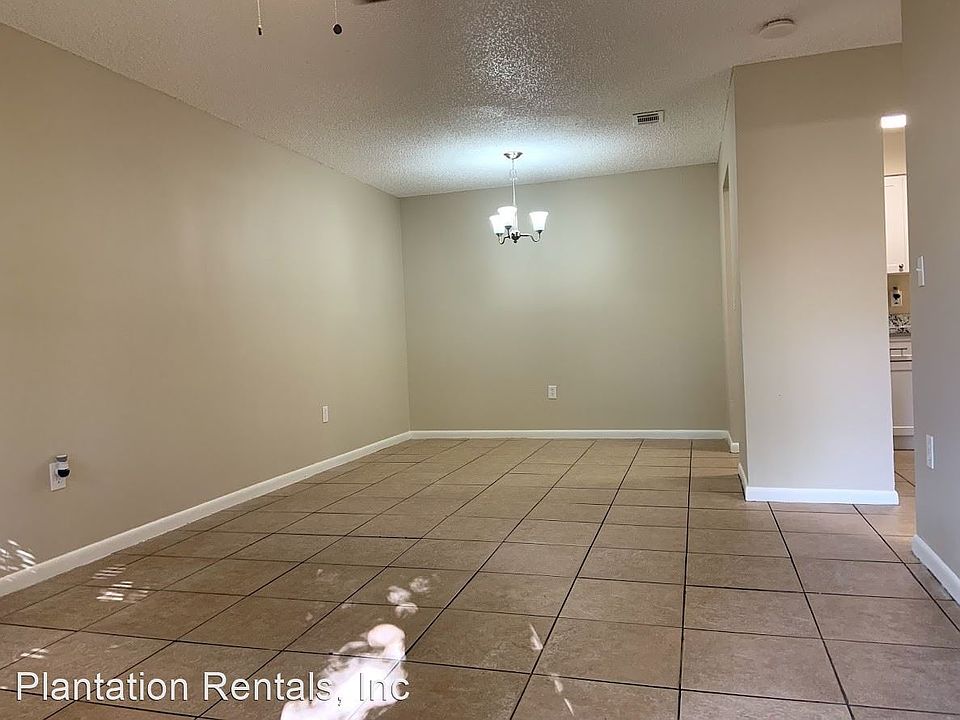 1st image of 964 Northeast Dr #4