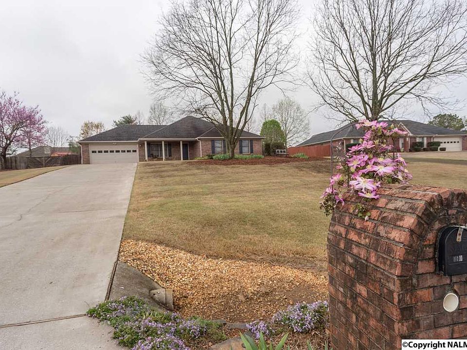 1st image of 110 Crown Oak Ln