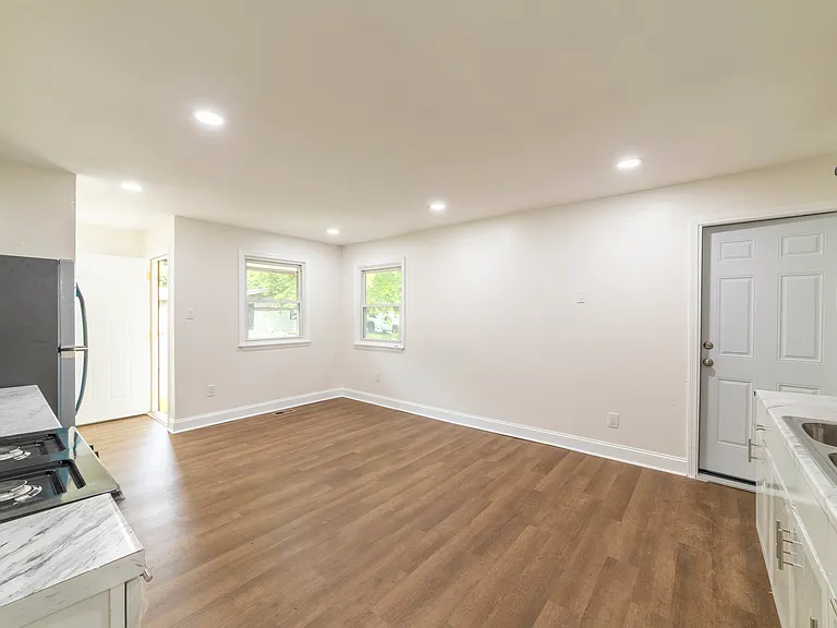 384 Sassafras Dr — Photo 9