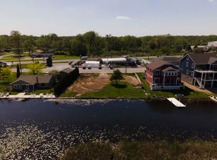 1422 S Harkless Dr, Syracuse, IN 46567