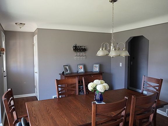 5th image of 22470 Lange St