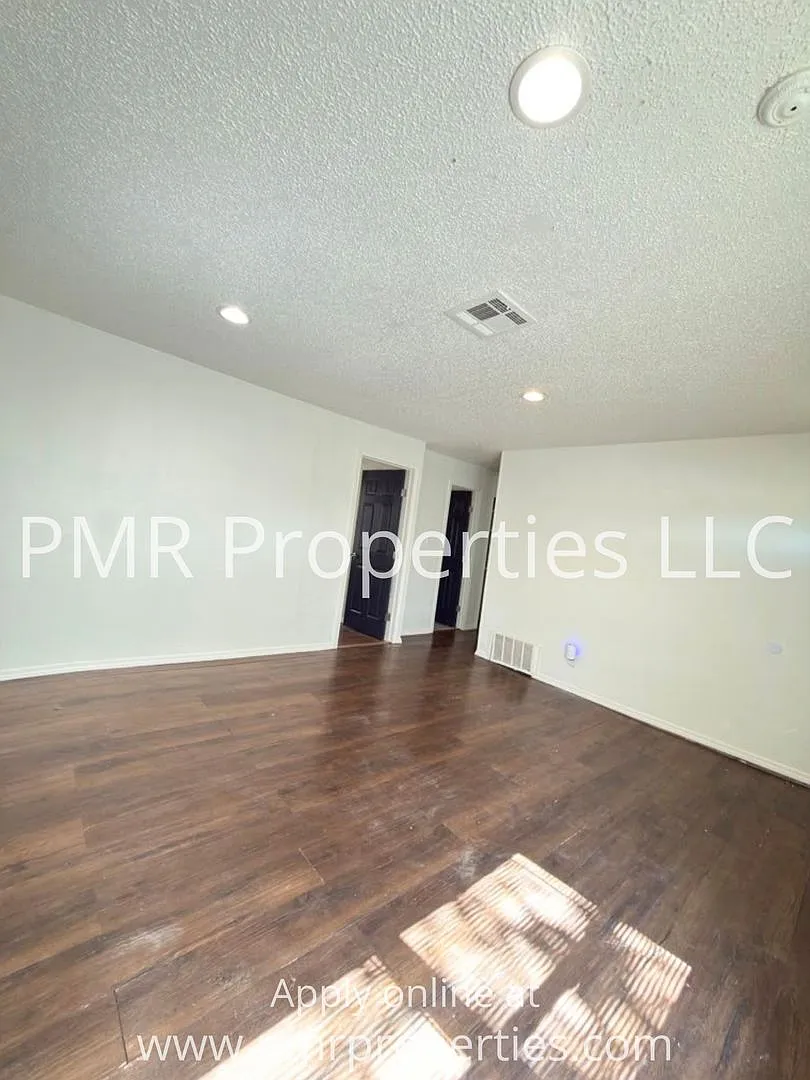 3 Bedroom/ 1 Bathroom House — Photo 3