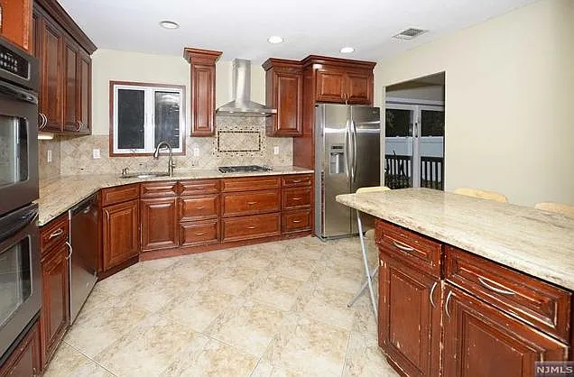 16-26 Alden Ter — Photo 2