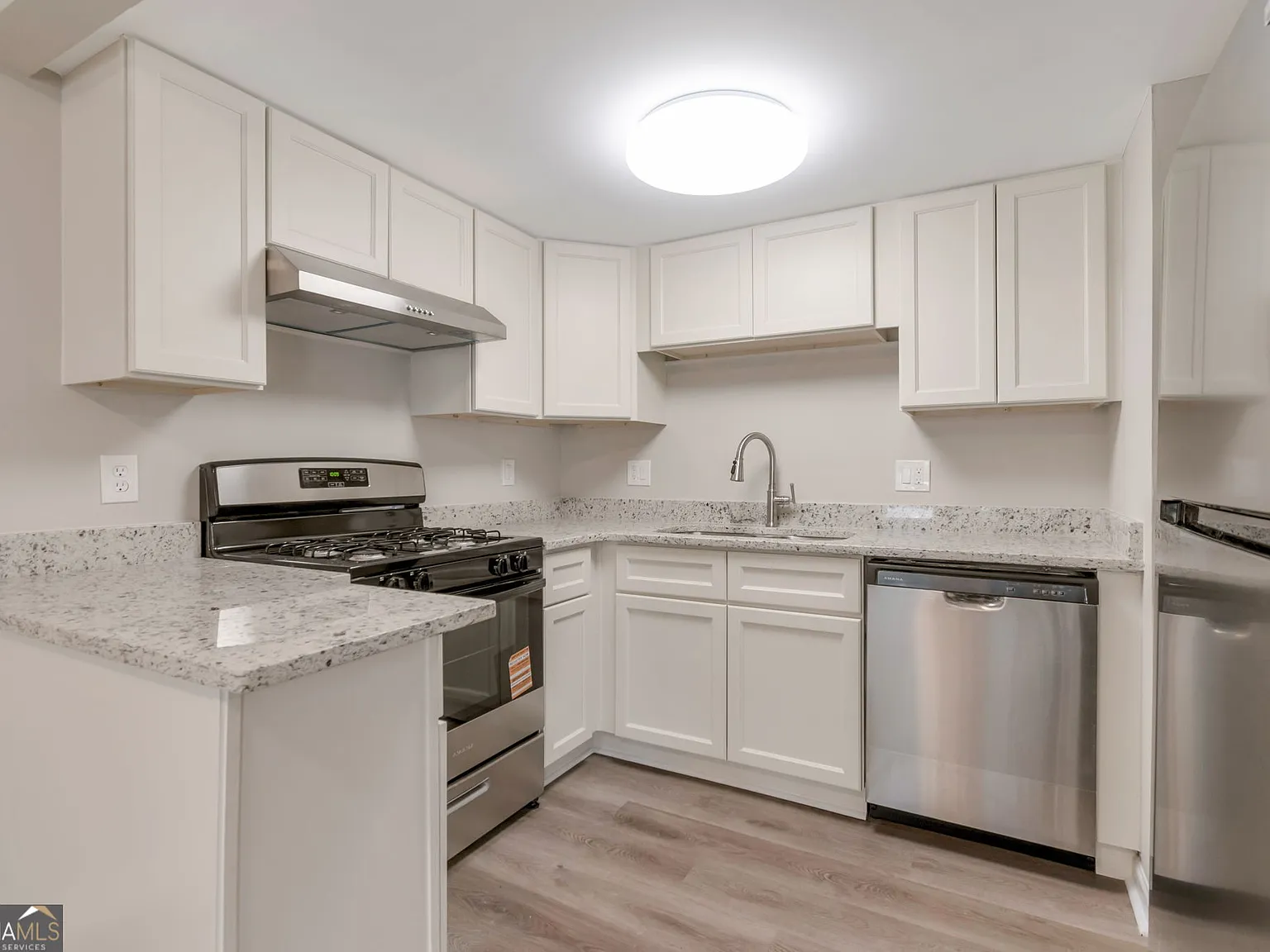 3 bed, 2.0 bath, 1241 sqft, $2,200 — Photo 4