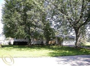 2015 Oakland Dr, Highland, MI 48356