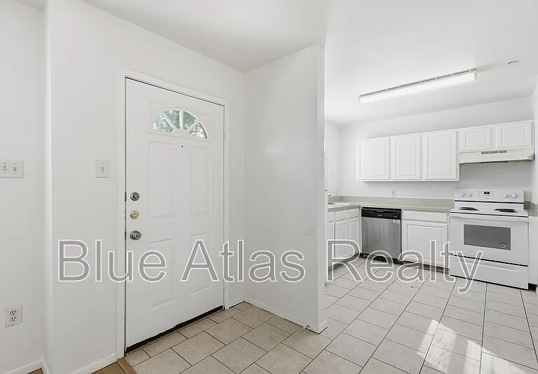 125 Cambridge Dr #4 — Photo 3