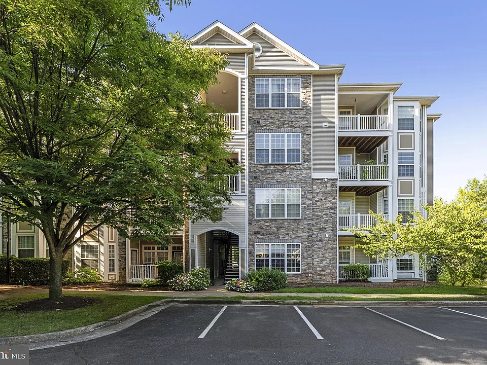 512 Sunset View Ter SE #204