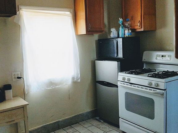 5th image of 1751 N Lockwood Ave
