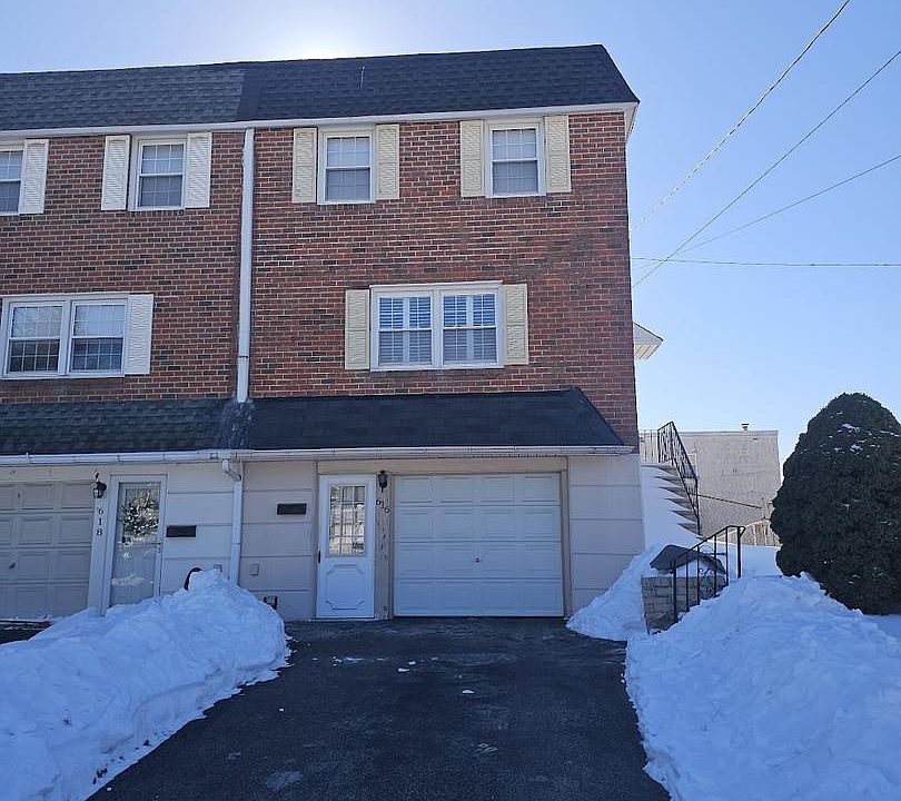 1st image of 616 E Roberts St