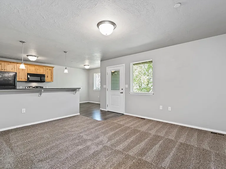 Creekside Apartments — Photo 22