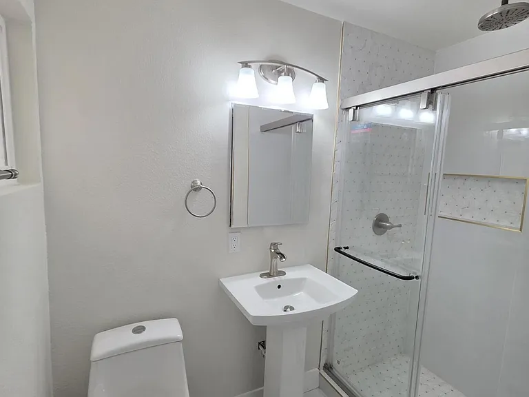 302 Quincy Ave — Photo 30