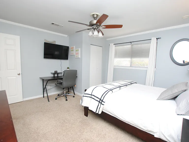 719 Park Knoll Ln — Photo 9