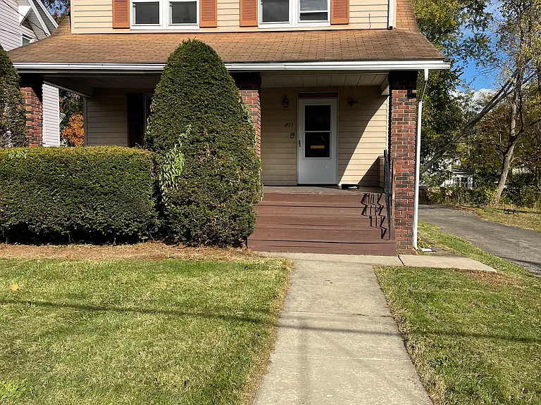 211 E Sheridan Ave — Photo 1