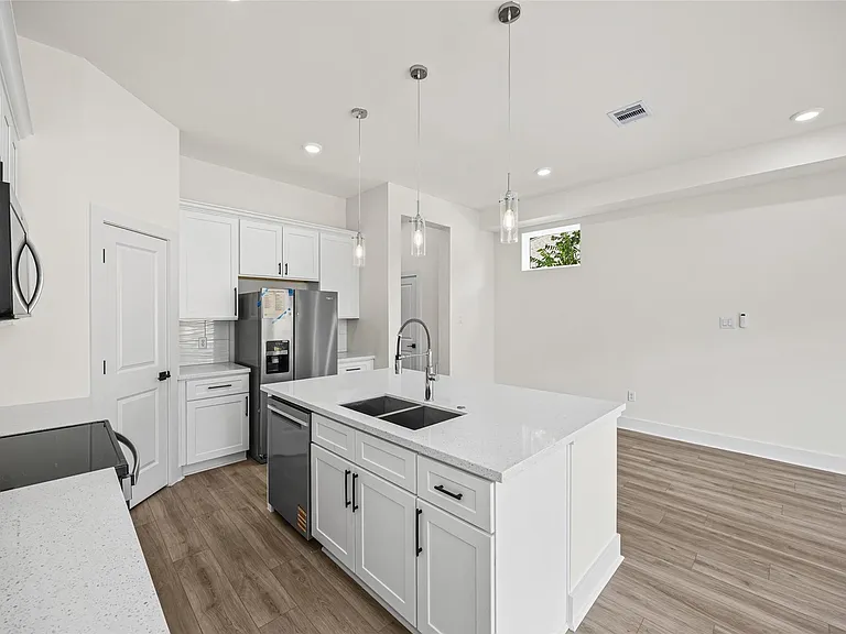 443 Hahlo St — Photo 11