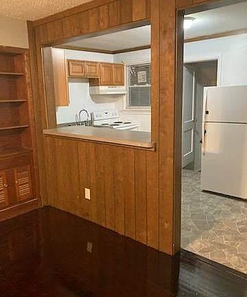 2nd image of 300 S Cedar Ave