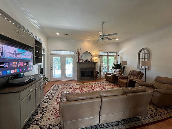 2nd image of 928 Lynn Oaks St
