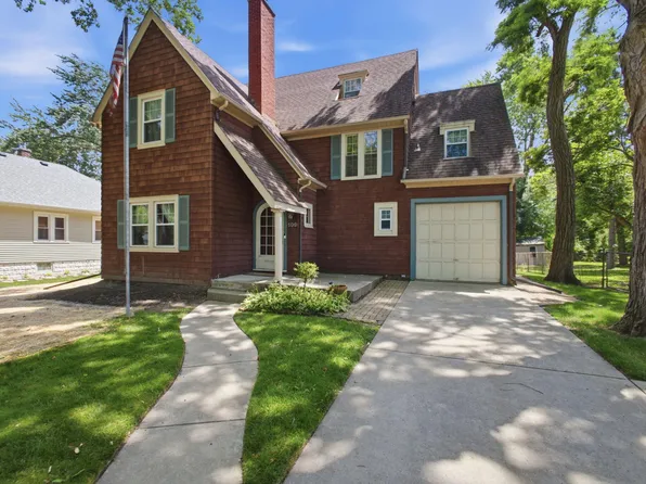 109 Elmwood Pl, Crown Point, IN 46307