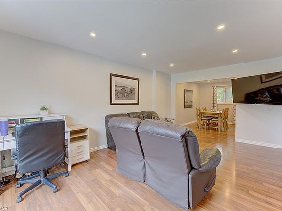 4th image of 80 Glen Avon Cres