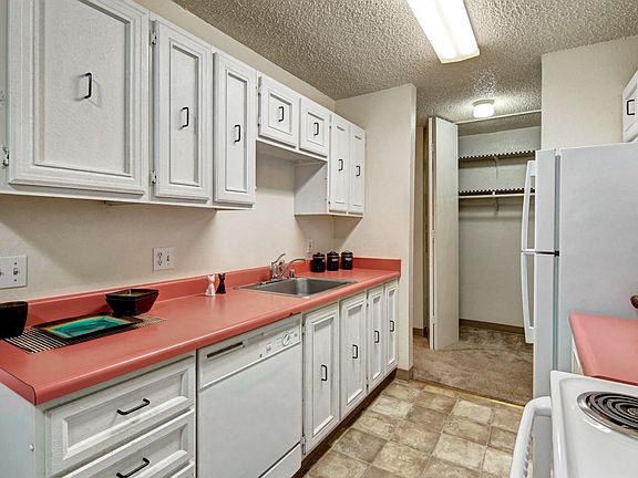 Quiet Creek Apartments - Kitchen