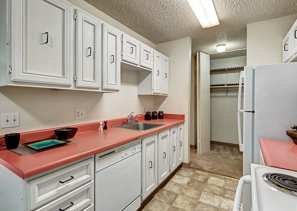 Quiet Creek Apartments - Kitchen