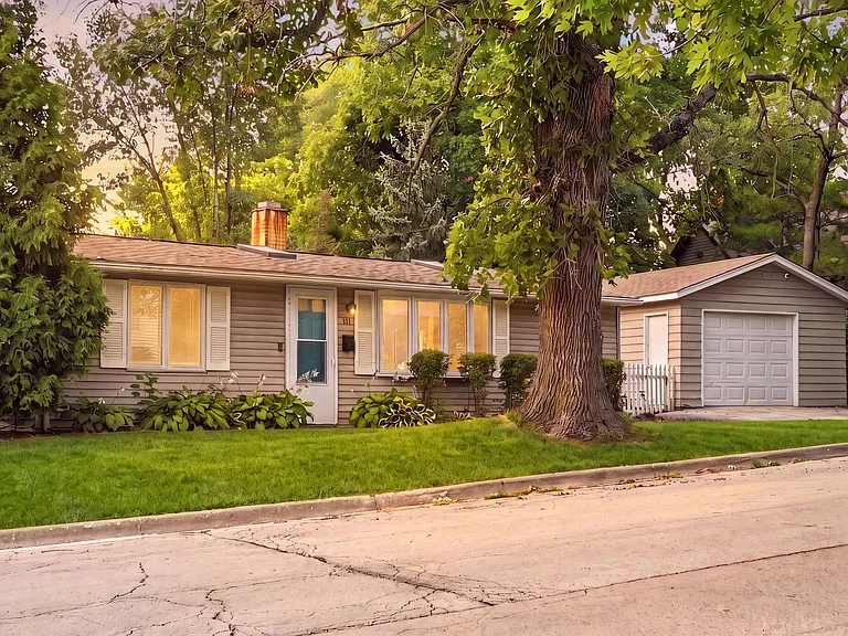 131 Oak Dr — Photo 2