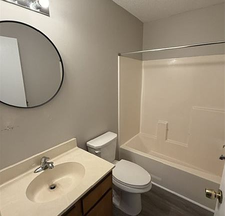 3rd image of 704 Fieldcrest Cir