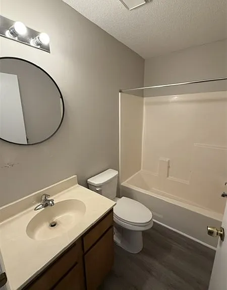 704 Fieldcrest Cir — Photo 3