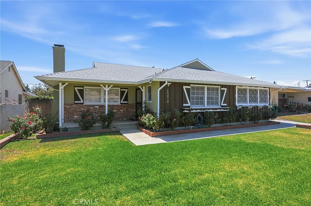 3 bed, 1207 sqft, $4,200 — Photo 3