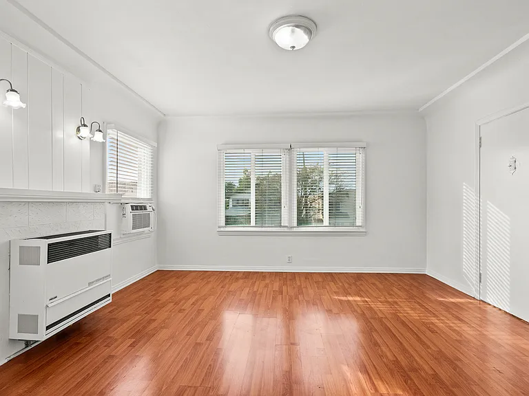 1322 S Van Ness Ave #1 — Photo 5