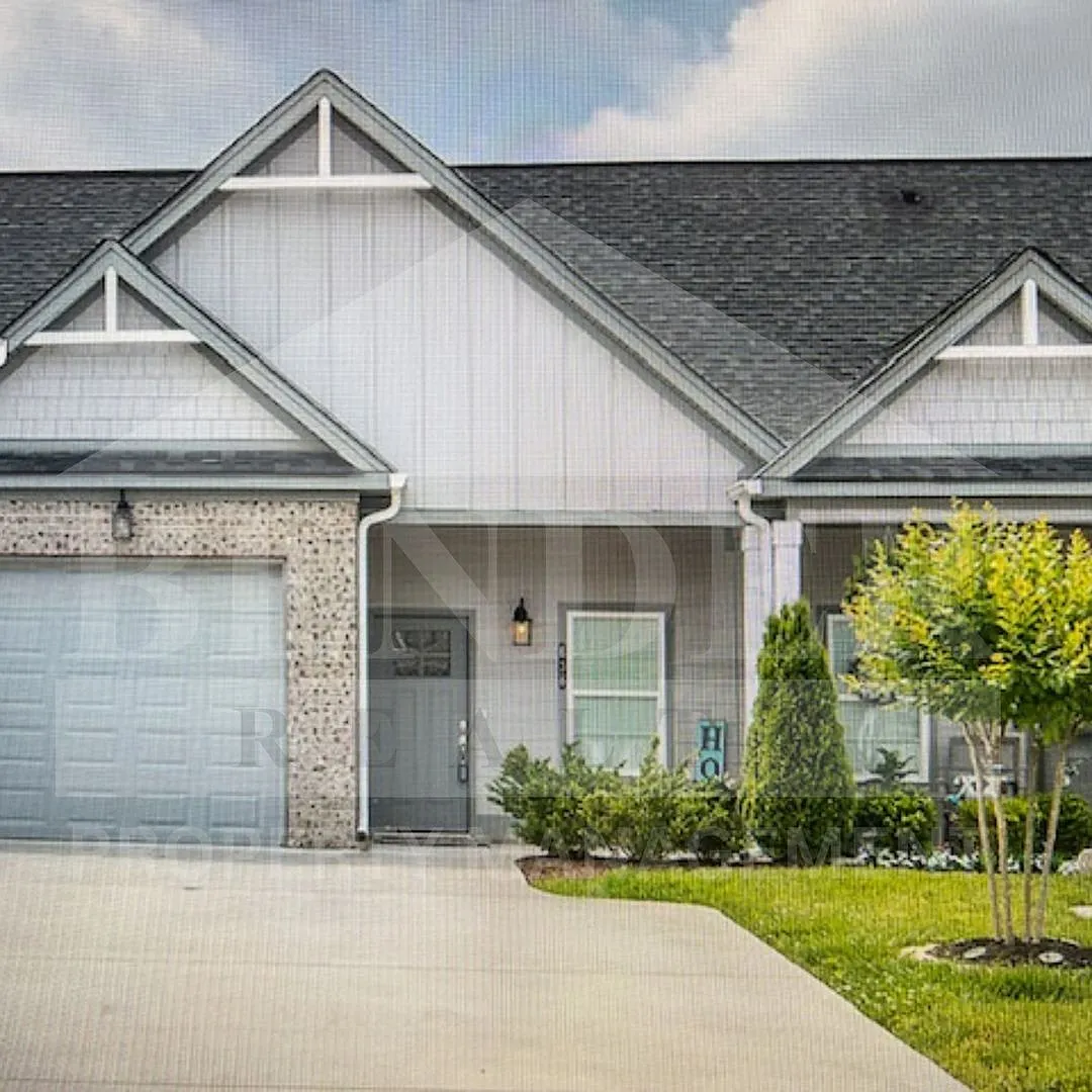 ** Reduced ** Beautiful Townhome — Photo 1