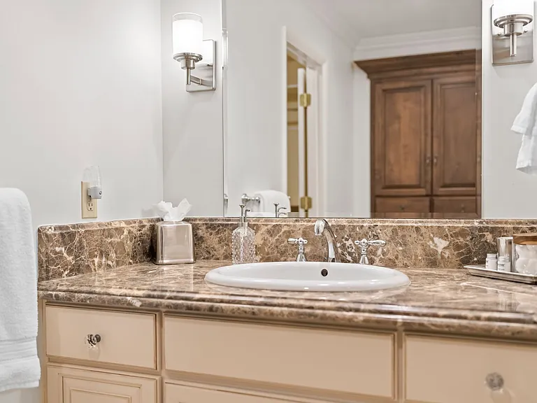 990 W Parkhill Dr — Photo 36