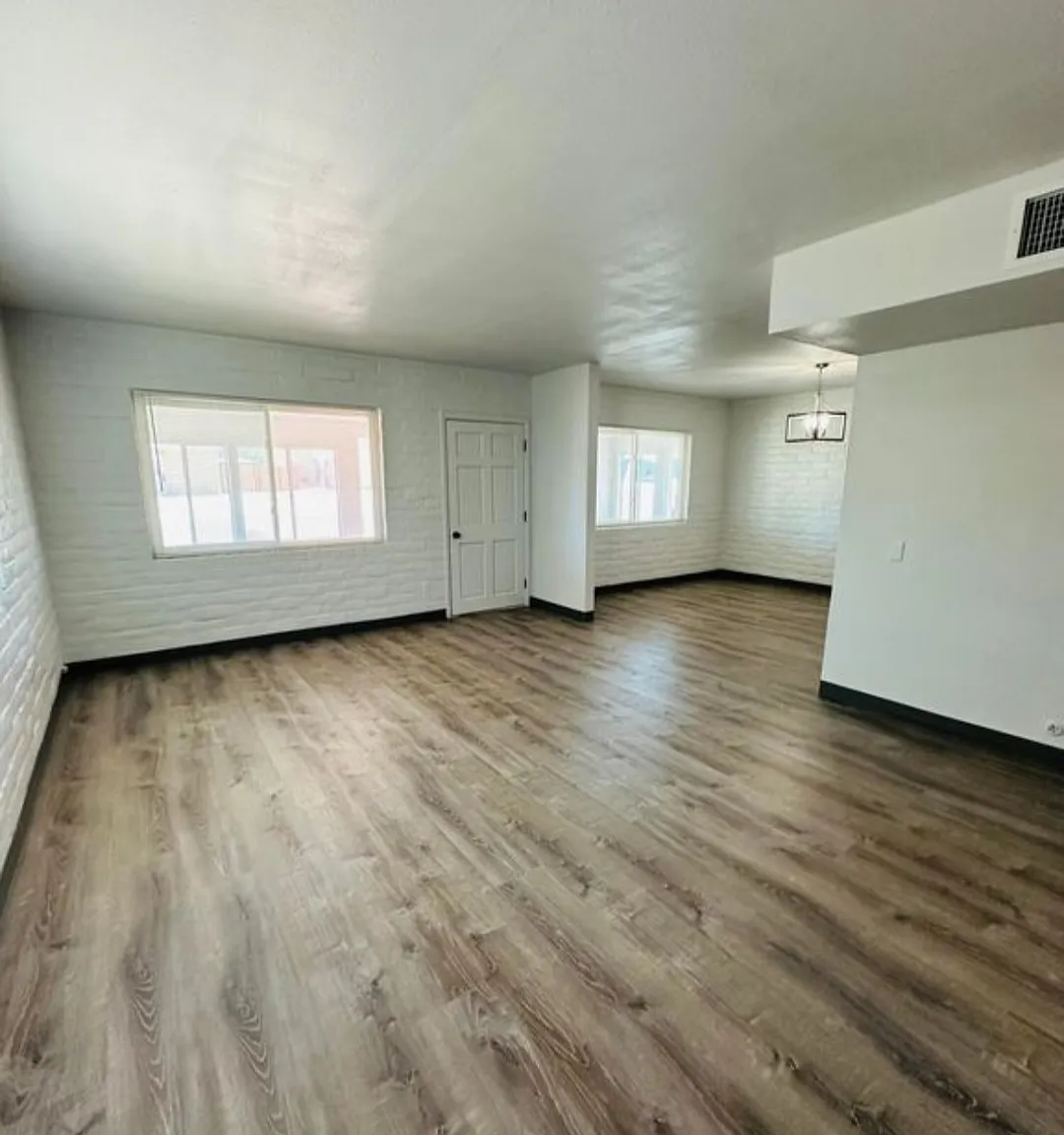 330 W 5th St — Photo 2