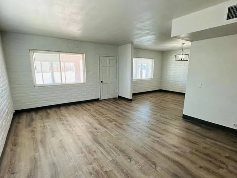 330 W 5th St — Photo 2
