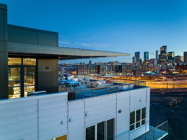 ArtDistrict_amenity_sky lounge (2)