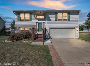 489 Andover Woods Ct, Fenton, MI 48430