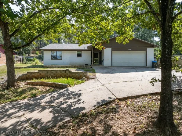 1220 N 28th St, Van Buren, AR 72956