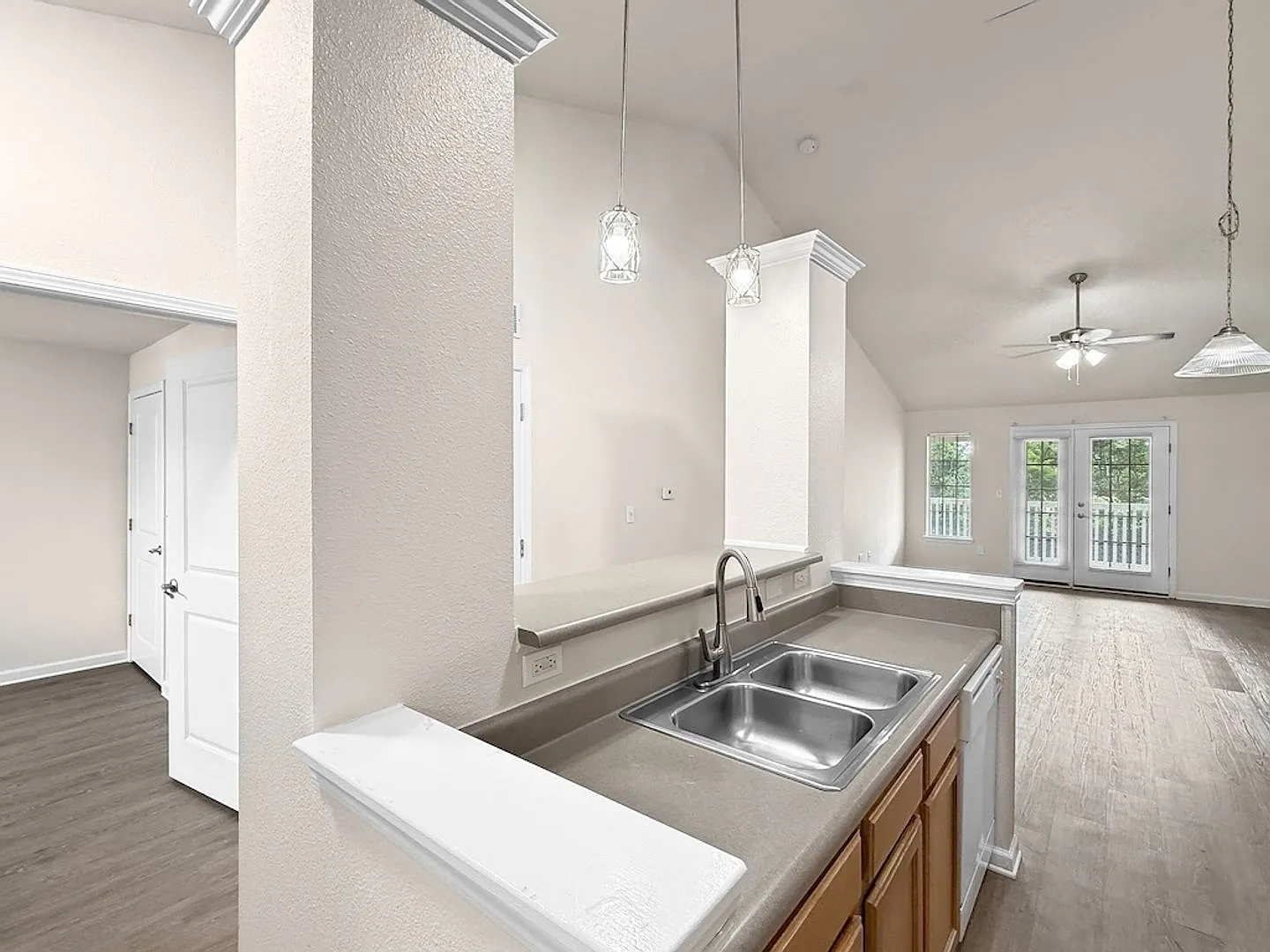 Grand Lakeside Escape: Spacious 3-Bedroom Retreat in Lakeshore Community — Photo 1