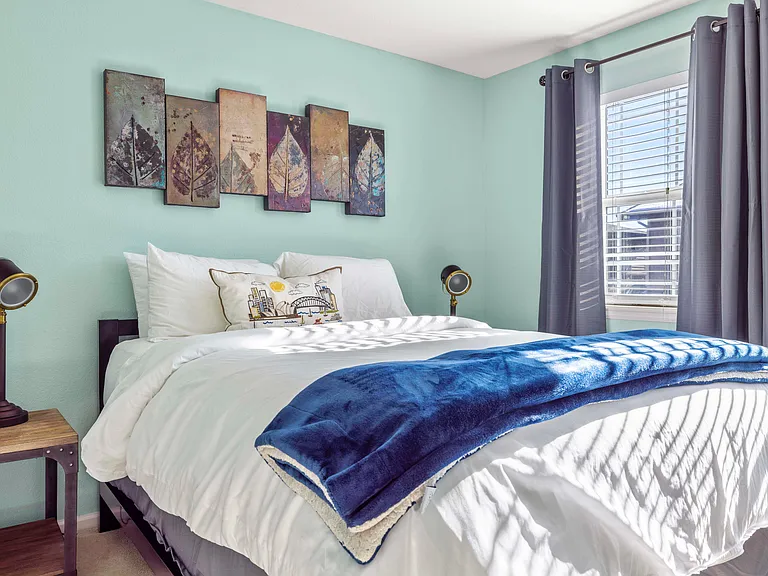 Second Bedroom W/ Queen Bed