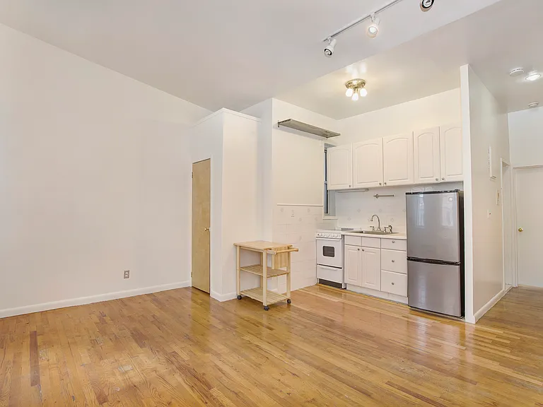 302 W 51st St #5A — Photo 1