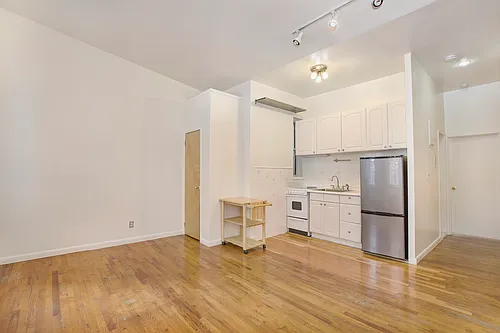 302 W 51st St #5A Photo 1 302 W 51st St #5A Photo 1